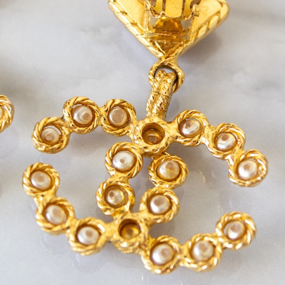 Chanel Vintage S/S 1992 Gold-Plated CC Logo Pearl Collection 28 Clip Earrings - Picture 8 of 11